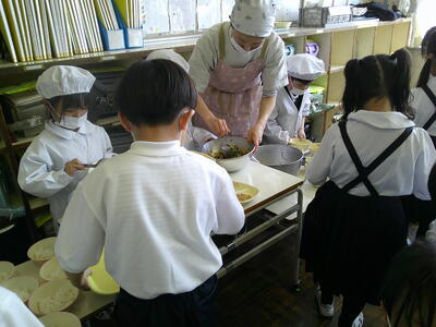 配膳中の子どもたち