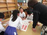 藤村さんと話す子ども