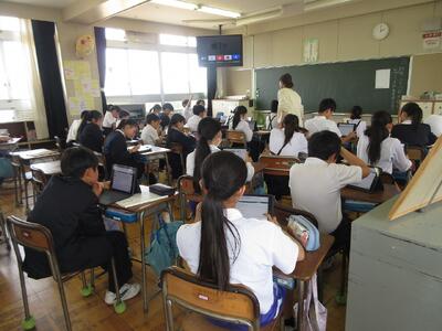 タブレットを使って質問紙に答える子どもたち