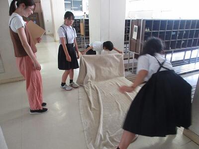 クリーン委員会　避難訓練の足拭きマット準備