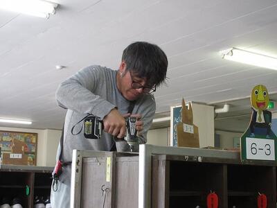 施設技師さん　下足箱の修繕